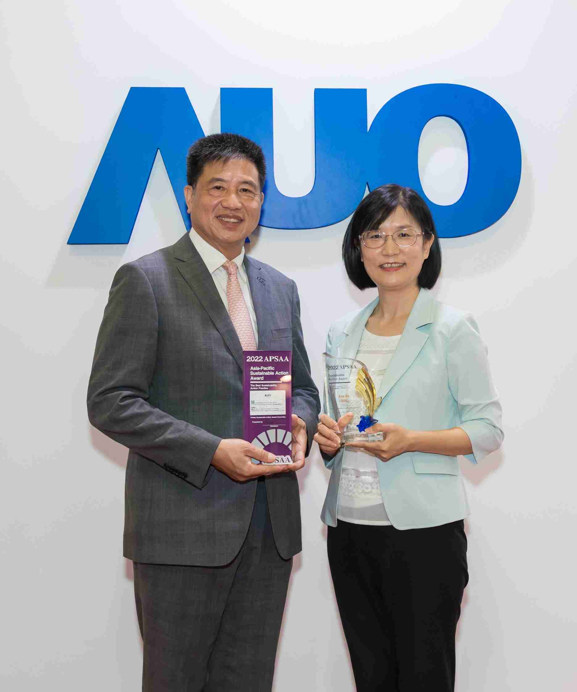 菠菜论坛长期垫筑永续远景的基石，，，透过ESG暨气候委员会逐步实践永续策略蓝图。。。其中，，，，菠菜论坛光电永续长古秀华带领团队、、、制定中长期目标，，，，缔造多面向亮眼表现，，，，获得「顶尖永续长奖」的个人奖殊荣（左：菠菜论坛光电董事长暨执行长彭双浪，，，右：菠菜论坛光电永续长古秀华）