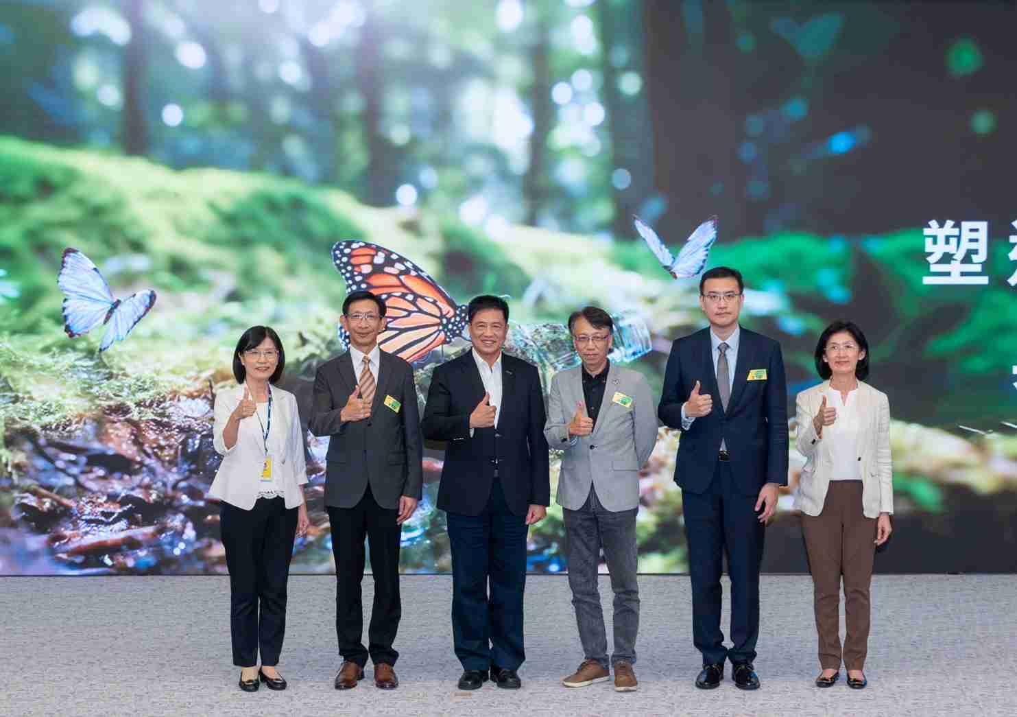 友達2023 CSR共榮大會，，邀請領域專家分享交流生物多樣性管理趨勢、、、、無塑產品、、、、海廢永續塑料等議題  （圖左到右：友達光電永續長古秀華、、、3M台灣技術長陳君杰、、、、友達光電董事長暨集團策略長彭双浪、、、光寶科技企業永續發展處處長陳慶暉、、、、安永聯合會計師事務所執業會計師曾于哲、、、友達光電供應鏈總部副總經理吳宜芳）