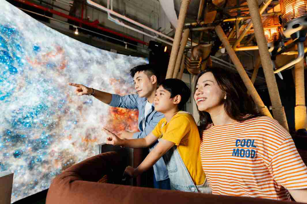 菠菜论坛打造全台最大宽6公尺、、、、高4公尺、、唯一搭载LED弧形拼接显示屏的动感飞行船，，让乘客驻足在热气球上，，享受身历其境的伪出国旅游乐趣