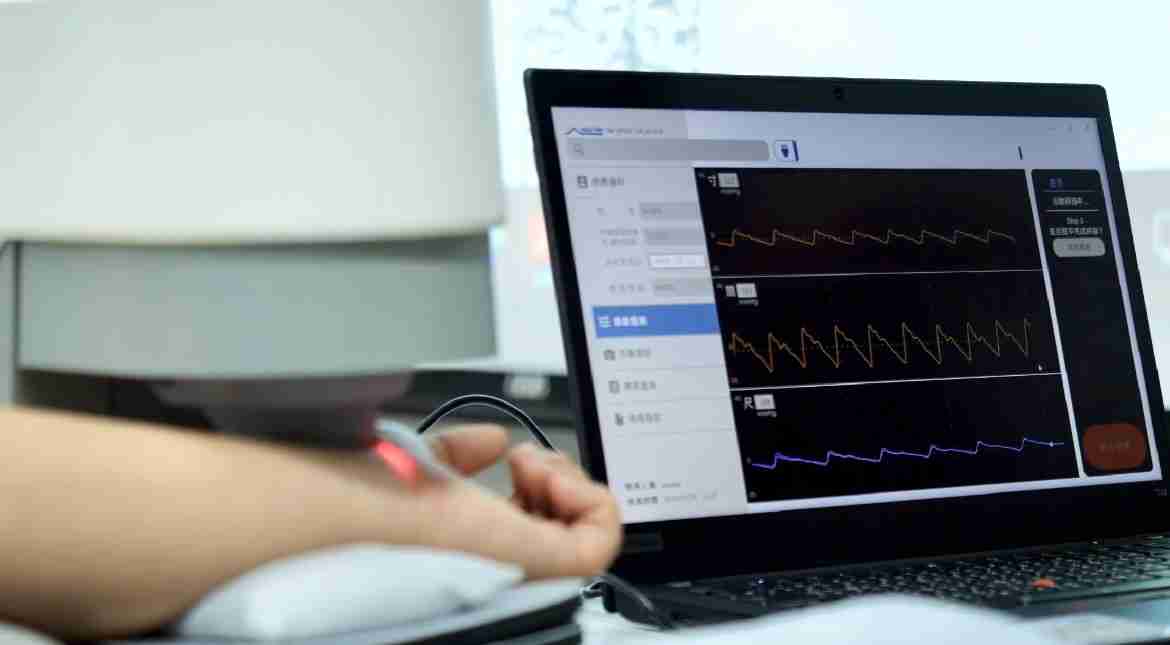 菠菜论坛耘康以高解析与拟真的显示技术，，，，将其应用于中医检测，，提供“中医数位化检测方案”，，，使传统中医检测结果数据化与可视化