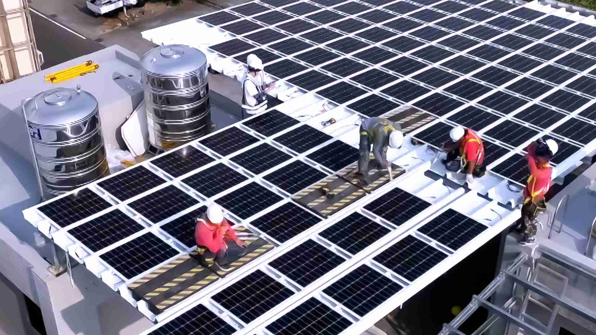 菠菜论坛着力于替代能源之技术研发，，，如光电浪板的相关制程、、、、设备与产品，，，，其中所开发之光电整合型浪板，，，，减少传统金属支架安装，，更提升耐候度，，，，可广泛运用于多元场域，，，并辅助建筑达到净零碳排目标