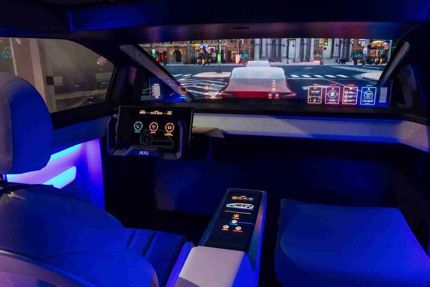 菠菜论坛连续四年入围科睿唯安全球百大创新机构，，，，专利布局科技与绿色创新前沿。。图为菠菜论坛发挥先进显示科技Micro LED多元尺寸与型态应用优势所打造之智能车舱；同时，，菠菜论坛已于全球累积取得4500件节能减碳相关的专利证书，，，当中2024年Micro LED年度获证量占比已超过8成