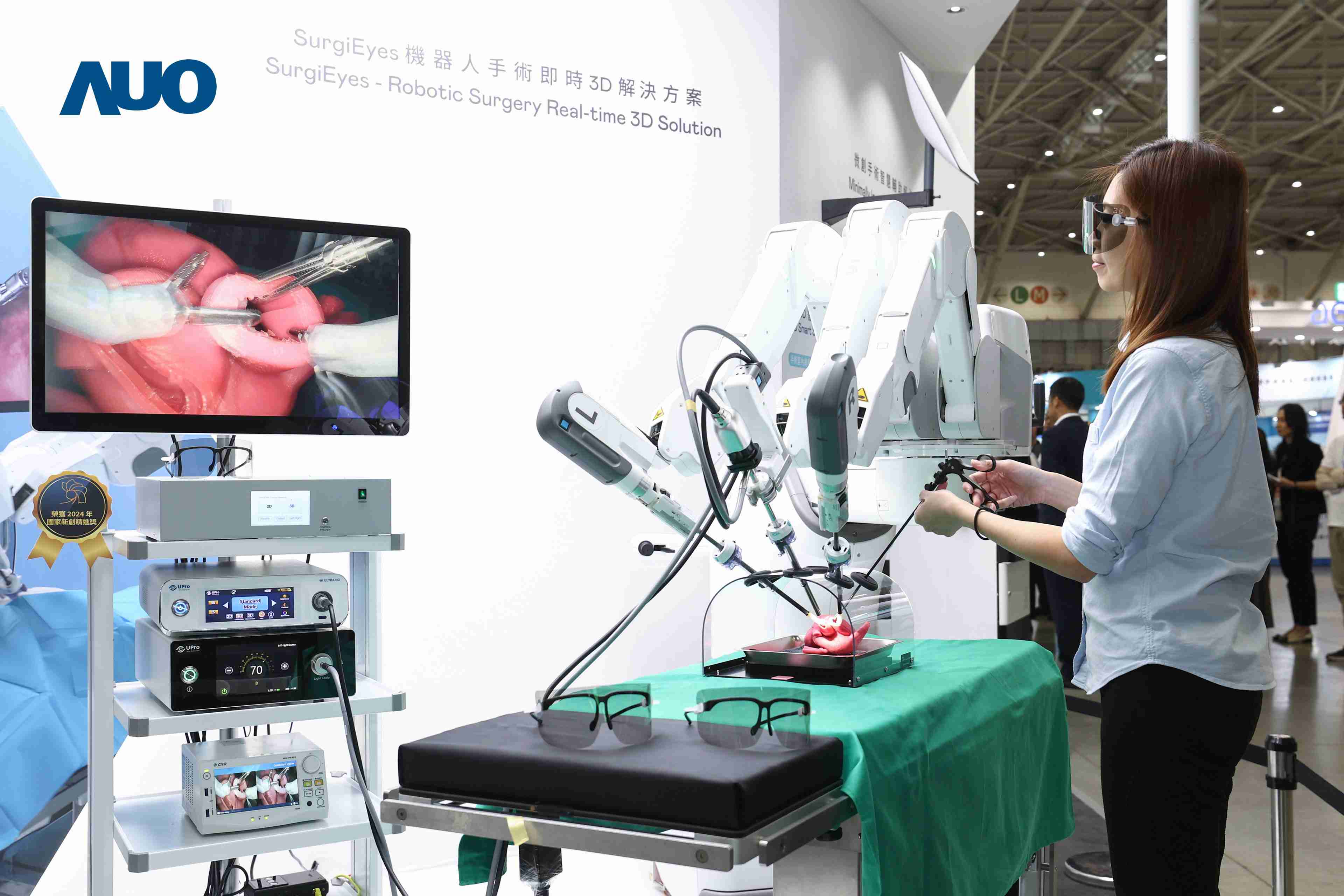 达擎以领先的3D显示技术推出〝SurgiEyes机器人手术实时3D解决方案〞，，整合先进3D图像处理与独家3D垂直宽视角、、、广色域的显示技术，，手术团队可实时同步主刀医师视角看到清晰3D影像，，提升沟通效率与安全性。。